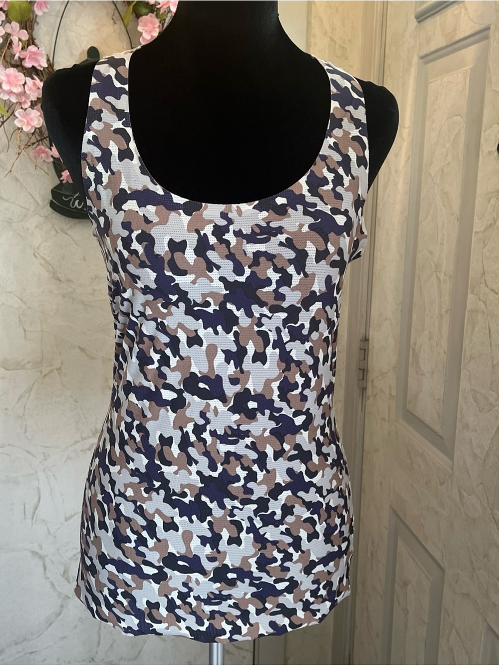 SPANX Women's Camo Scoop Neck Tank Top - White, Navy & Brown